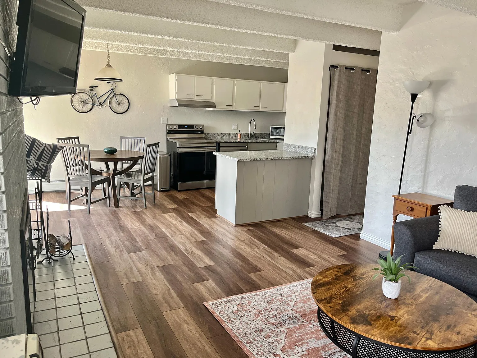 2 bed, 766 sqft, $1,950 — Photo 2