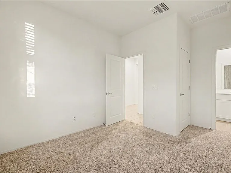 10315 W Robertson St — Photo 4