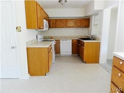 3rd image of 718 Hickory Ln