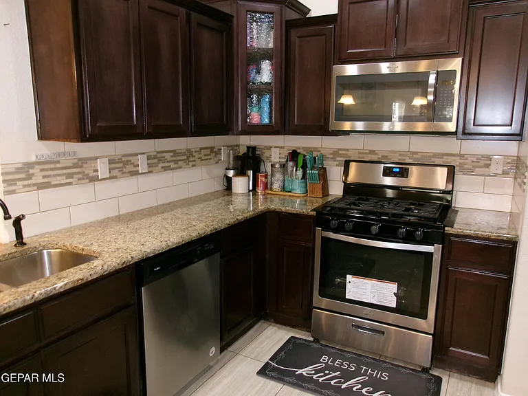 824 Caterick St — Photo 13