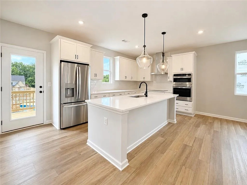 4 bed, 3.5 bath, 2431 sqft, $2,550 — Photo 2