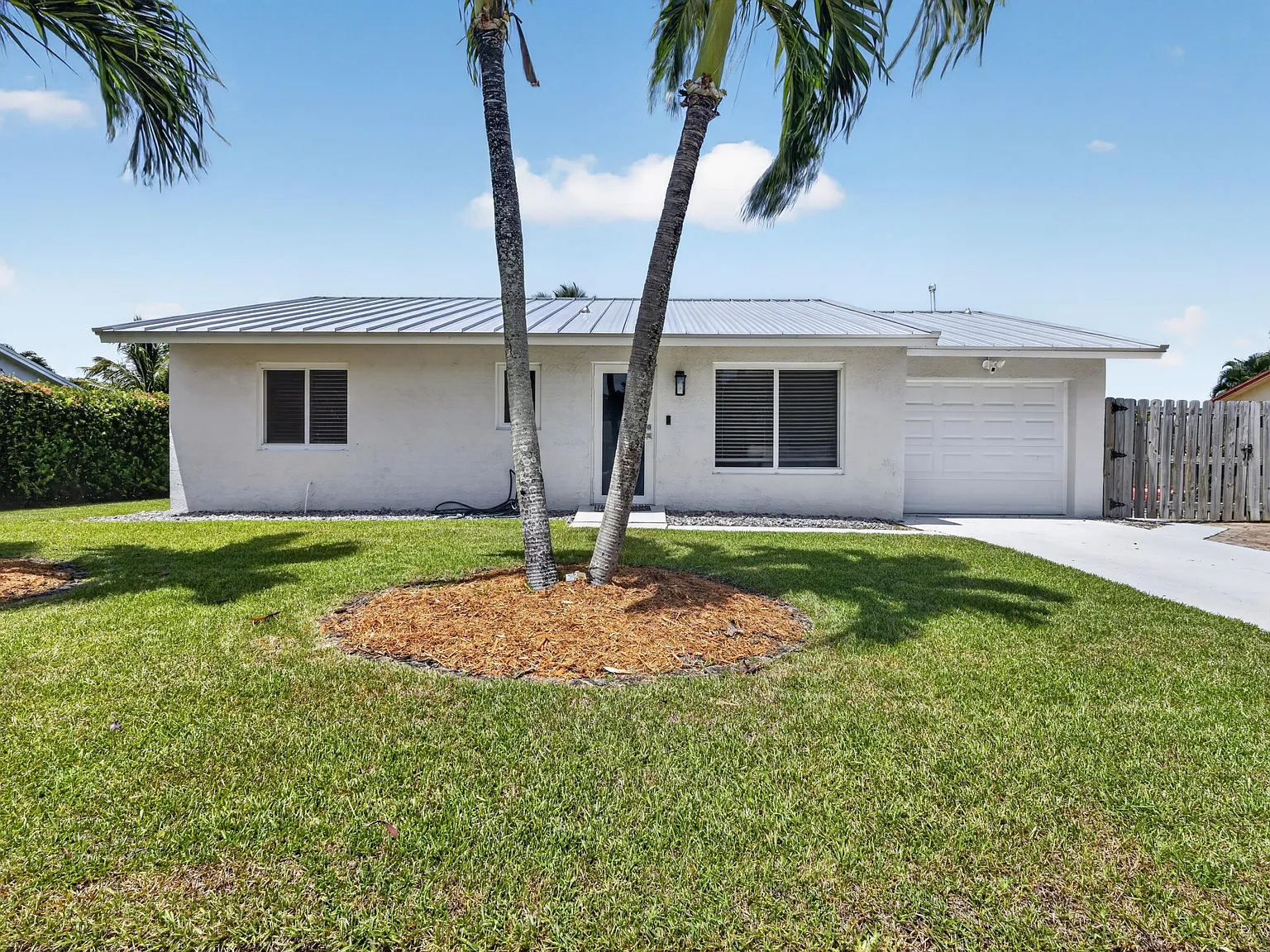 2 bed, 2.0 bath, 1020 sqft, $2,999 — Photo 2