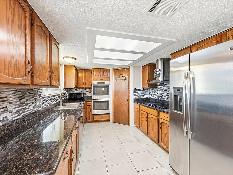 21431 Park Bend Dr — Photo 4