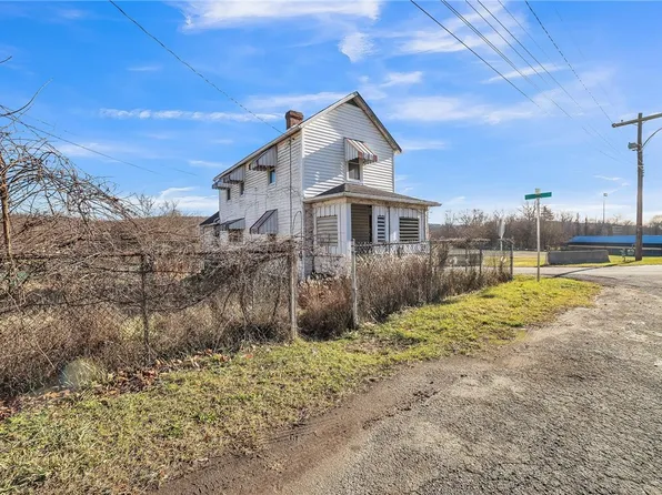 8 Stadium Rd E, Millsboro, PA 15348