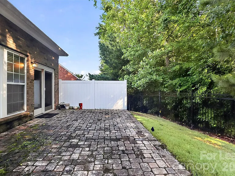 10229 Blairbeth St — Photo 38
