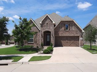 901 Red Deer Dr, Euless, TX 76039