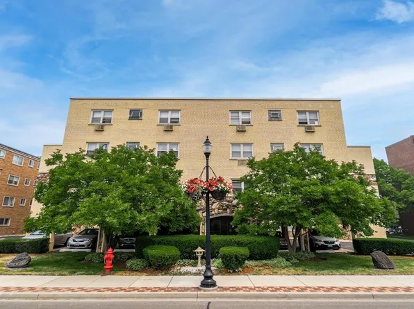 5220 Oakton St APT 303, Skokie, IL 60077