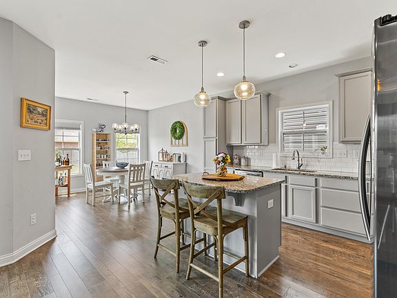 3rd image of 608 Estrella Dr