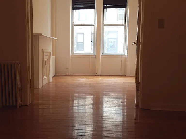 36 Sutton St #1R — Photo 2