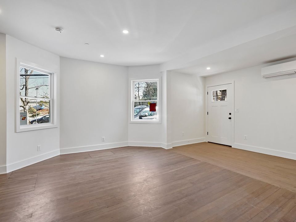 1st image of 7 Hill St Floor 1