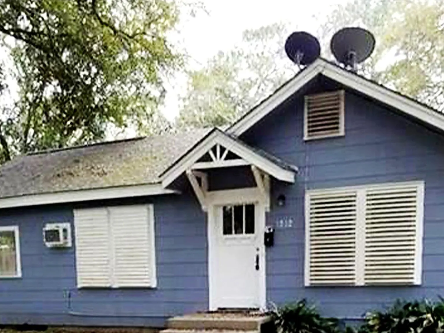 3 bed, 2.0 bath, 1922 sqft, $1,600 — Photo 1
