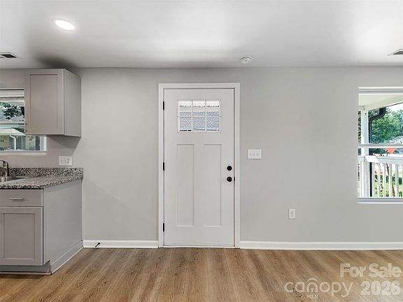 4th image of 106 Park St