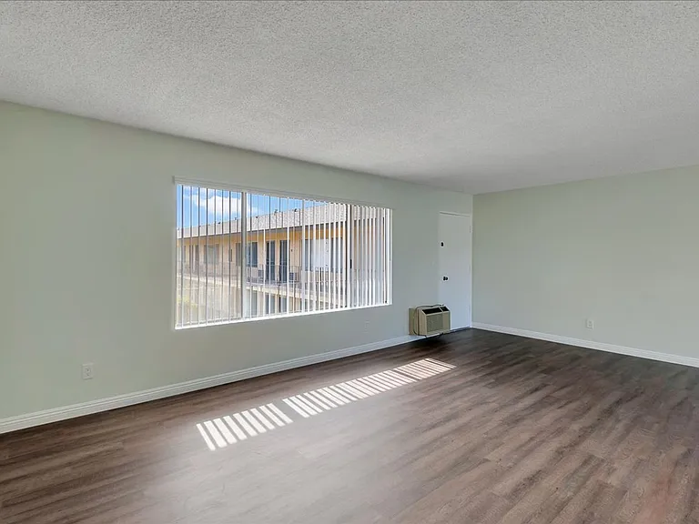 LA GRANADA APARTMENTS — Photo 14
