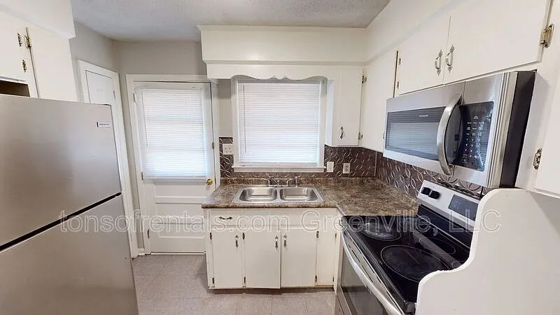 3 bed, 1.0 bath, 905 sqft, $995 — Photo 4