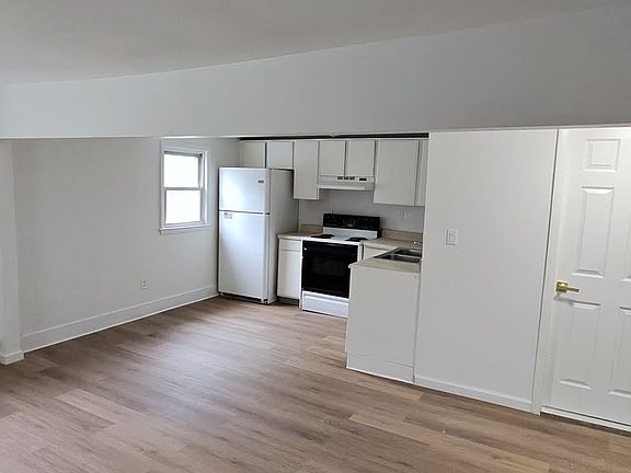 3rd image of 103 Cotter Rd #1