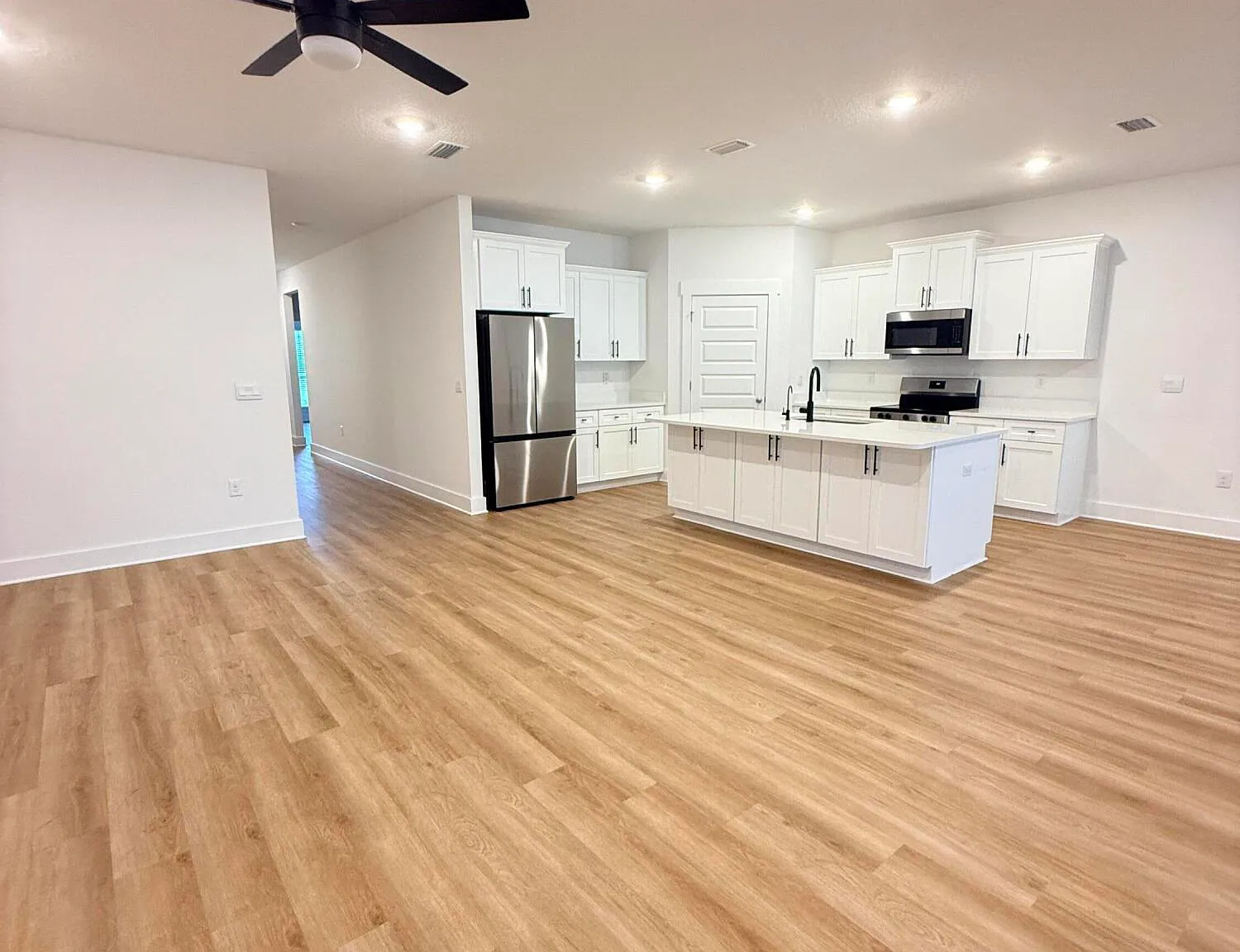 4 bed, 2044 sqft, $2,800 — Photo 2