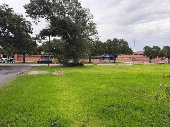 703 Holland Ave, Port Neches, TX 77651