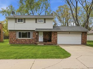 2735 N Williams Lake Rd, Waterford, MI 48329