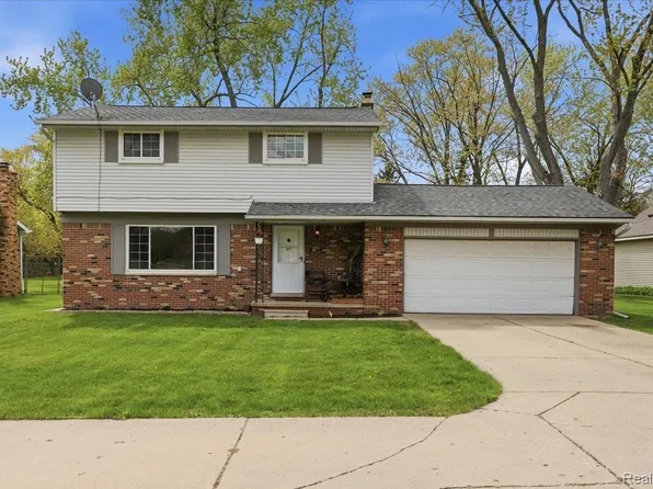 2735 N Williams Lake Rd, Waterford, MI 48329