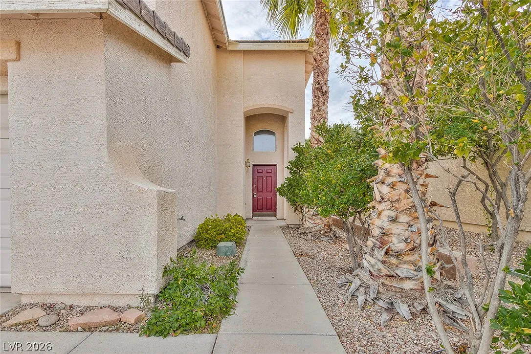 5 bed, 3.0 bath, 2447 sqft, $2,566 — Photo 2