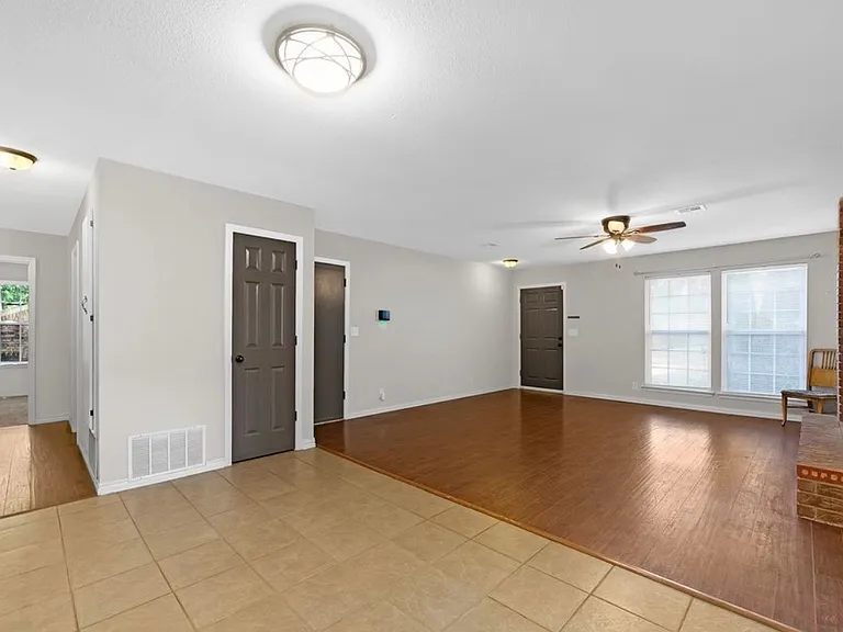 1108 W Fredericksburg St — Photo 10