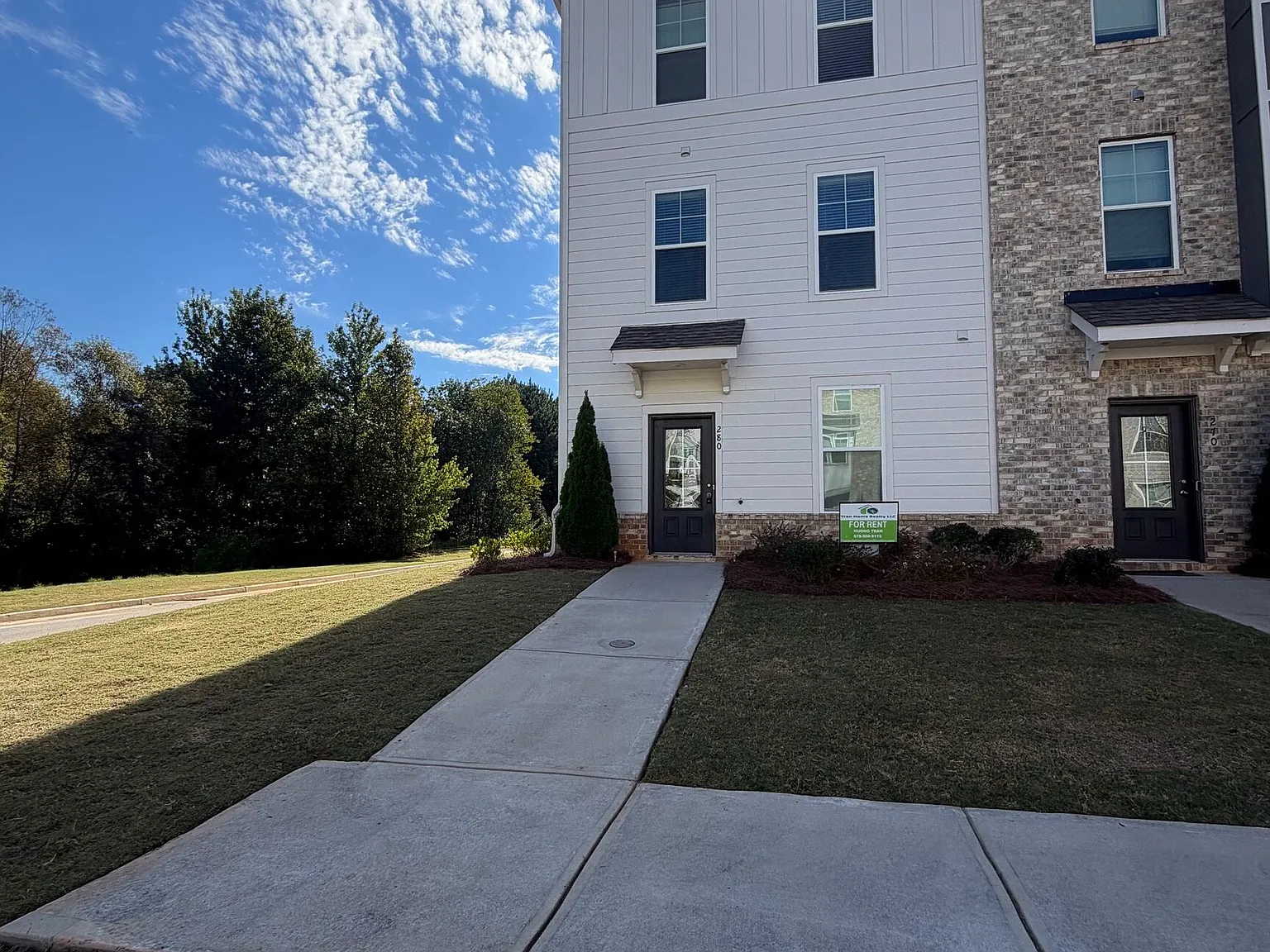 4 bed, 3.5 bath, 1800 sqft, $2,500 — Photo 2