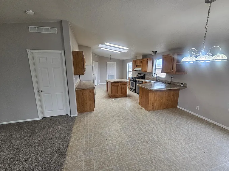 870 Quain Dr — Photo 5