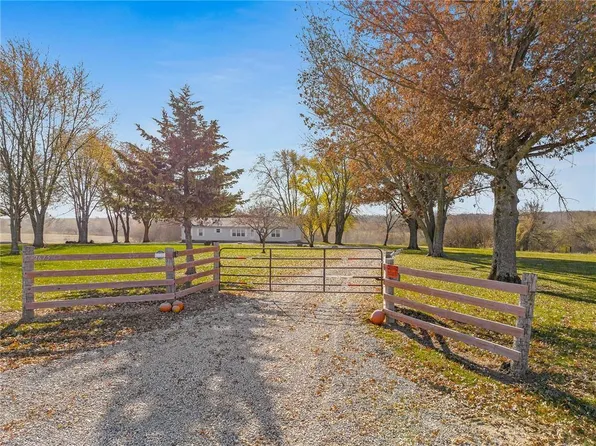 2675 W 215th St, Bucyrus, KS 66013