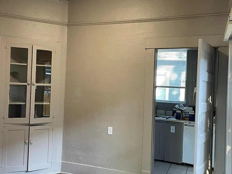 302 NW 12th St — Photo 15