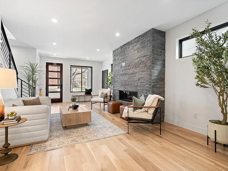3244 N Franklin St — Photo 3