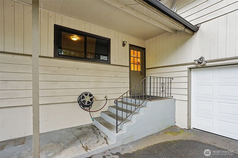 3rd image of 4223 Robin Road W