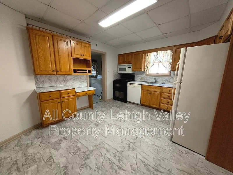 3 bed, 1.5 bath, 1045 sqft, $1,995 — Photo 3