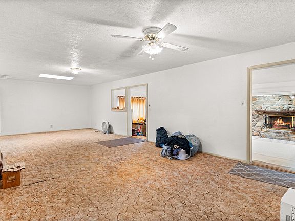 5th image of 212 Hillman St