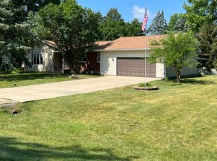 1009 Weaver Rd, Sterling, IL 61081