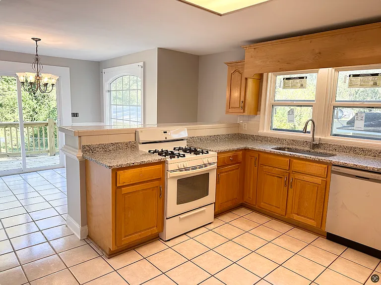 202 Hooper Ave SE — Photo 8