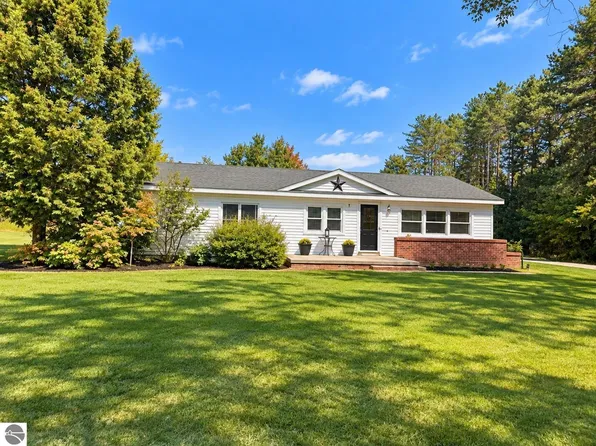 3820 W 16th Rd, Mesick, MI 49668