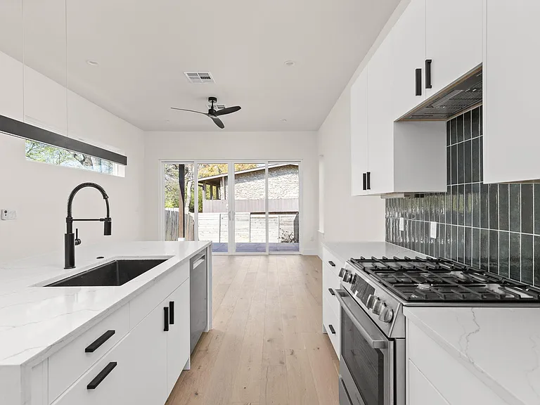 1402 Summit St #B — Photo 11