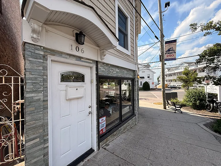 106 E Main St #2 — Photo 1