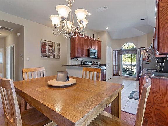 3rd image of 2147 Oakridge Dr
