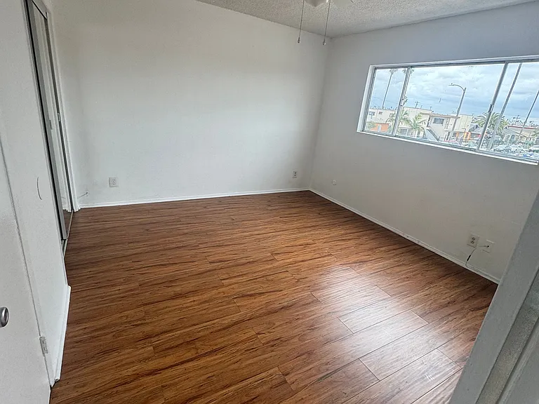 932 W 80th St #5 — Photo 7
