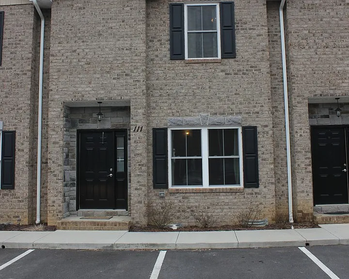 111 Cedar Point Ln — Photo 2