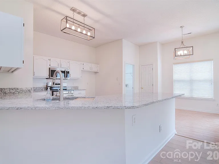 550 Carlisle Dr — Photo 16