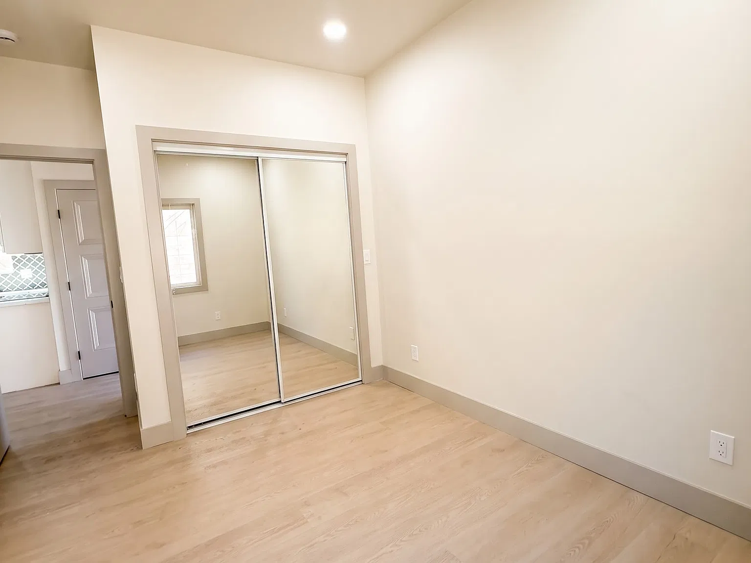 2 bed, 800 sqft, $3,000 — Photo 3