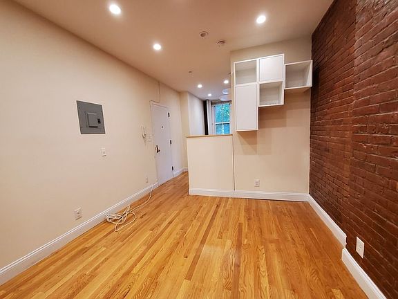 3rd image of 119 Bank St #F