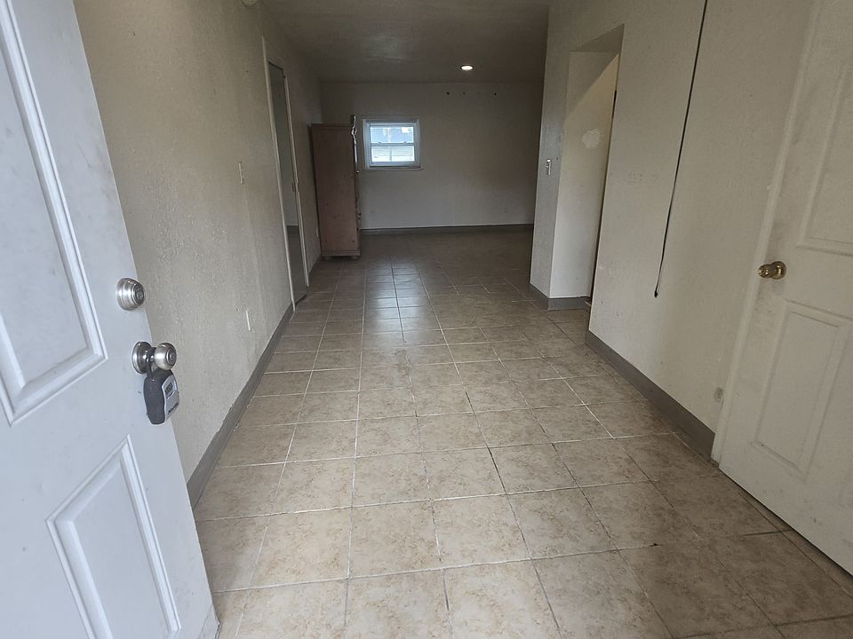 1st image of 919 W 1st St