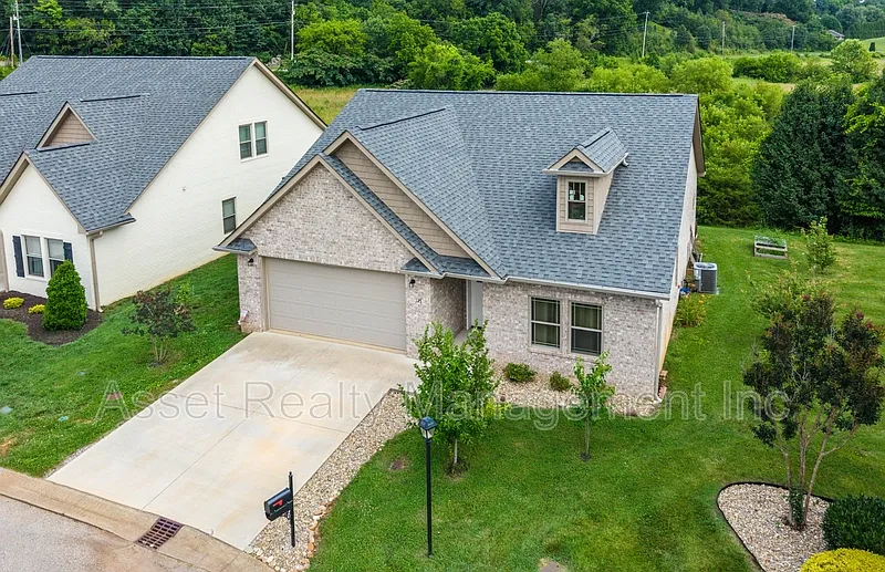 3 bed, 2.0 bath, 2159 sqft, $2,395 — Photo 3