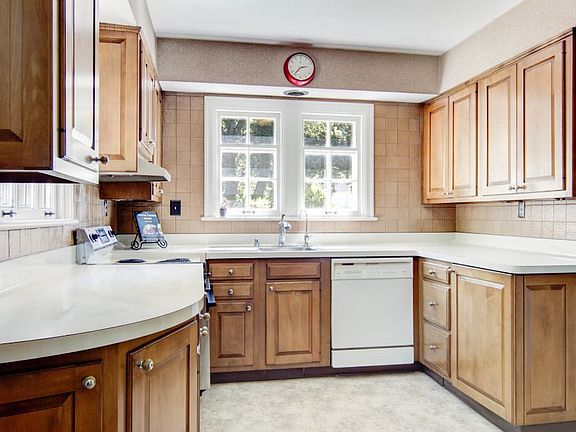5th image of 410 N Highland Ave