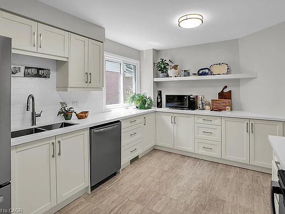 4th image of 4542 Ivy Gardens Cres