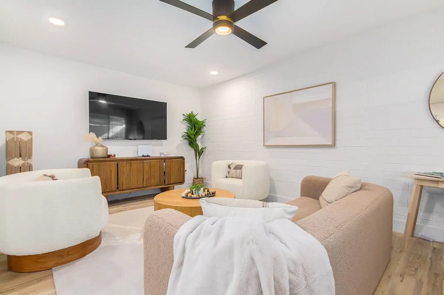 2 bed, 1.0 bath, 796 sqft, $2,951 — Photo 1
