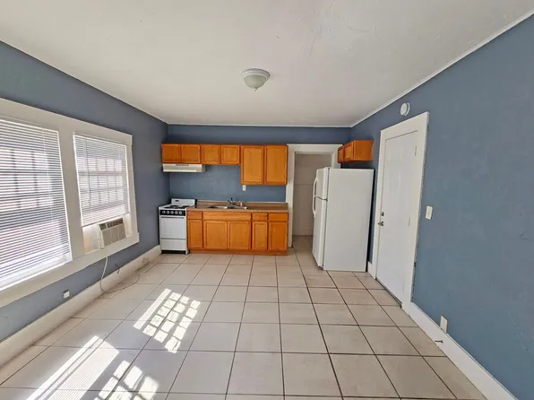 2/1 in Bradenton, so spacious and pet friendly!, 612 26th St W #4, Bradenton, FL 34205